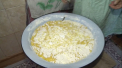 In Joia Mare mirosul de cozonac a invaluit satele din Moldova. Gospodinele s-au trezit de dimineata pentru a face coca si au terminat seara tarziu cand au scos ultimul cozonac din cuptor - VIDEO
