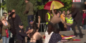 Mitingul unui partid spaniol de extrema dreapta a fost perturbat de trei activiste Femen. Pe jumatate goale si cu inscriptii pe corp, acestea au dat buzna pe o scena pe care partidul isi desfasura campania electorala - VIDEO