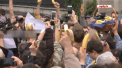 In loc de pancarte, au adus la protest banane pe care, ulterior, le-au mancat. Aproape o mie de oameni s-au adunat in fata Muzeului National de Arta de la Varsovia la o manifestatie inedita - VIDEO