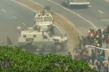 Scene de razboi in Venezuela: momentul in care un vehicul blindat intra in protestari - VIDEO