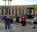 Scene incredibile pe strazile din Barcelona. Fanii lui Liverpool, cunoscuti drept mai agresivi suporteri din Europa, au impins oameni in fantana din Placa Reial si s-au batut cu fortele de ordine - VIDEO