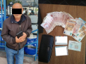 Un individ, prins in flagrant in timp ce fura un portmoneu de la o tanara la o piata din capitala. Ce risca barbatul - VIDEO