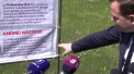 Cum a reactionat Andrei Nastase cand a venit la Parlament si si-a vazut fotografia pe panoul “Inamicii Presei” - VIDEO