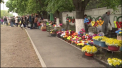 Piata centrala s-a mutat astazi la cimitirul Sfantul Lazar. La intrare gaseai de toate - flori, lumanari, mancare sau cafea. Pe unii nevoia i-a adus de departe si au dormit pe sub gard la cimitir pentru ca astazi sa aiba un loc unde vinde - VIDEO