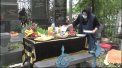 Blajini cu pretentii fashioniste la romii de la Soroca. Pentru a-si pomeni mortii, anul acesta si-au intins fete de masa de la Versace si au facut bucate din fructe de mare, dar si torturi de cateva zeci de kilograme: „Fata de masa este din Rusia, de la Versace, din magazin specializat. Facem si noi sa fie frumos la parinti” -VIDEO