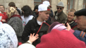 Stop cadru. Tinerii din Partidul Sor impart biscuiti si injura oamenii care stau cu mana intinsa si se imbulzesc. Unii batrani, spunand ca sunt flamanzi, au luat mai multe pachete decat li se cuvine: "Nu baga mana" - VIDEO