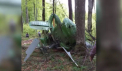 Resturile unui elicopter de mici dimensiuni, cu un barbat mort in cabina pilotului, au fost gasite intr-o padure din Romania. Ce spun politistii - VIDEO
