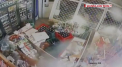 O femeie dintr-un orasel polonez a fost protagonista unui incident mai putin obisnuit. Pentru ca voia un pahar de vodca, iar usa magazinului era incuiata, a decis sa intre pe geam, cu masina - VIDEO