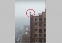 Momentul in care un tanar se prabuseste de pe o cladire cand isi face un selfie - VIDEO