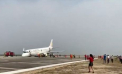 Clipe de groaza pentru 89 de pasageri ai unui avion care a aterizat fara rotile din fata - VIDEO