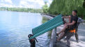 Pe langa deseurile gasite in lacul din parcul Valea Morilor, muncitorii au dat astazi si peste o banca. Cineva a aruncat-o in apa, iar angajatii de la statia de salvare din parc spun ca asemenea cazuri au loc foarte des - VIDEO