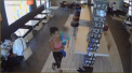 O femeie a fost filmata incercand sa rapeasca un copil dintr-un restaurant. Cine a prins-o - VIDEO