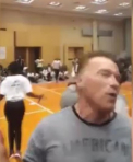 Arnold Schwarzenegger a fost tinta unui atac. Actorul a fost lovit din spate de un individ, care ulterior a fost retinut de agentii de paza - VIDEO