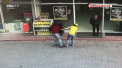 Momentul in care un individ se apropie de tejghea, pune pe masa un pachet de biscuiti si fara sa-i pese ca vanzatoarea se uita la el, intinde mana si ii ia telefonul mobil. Casierita l-a ajuns din urma, insa barbatul a lovit-o peste fata si s-a facut nevazut - VIDEO