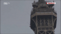 Turnul Eiffel a fost evacuat in aceasta dupa-amiaza, dupa ce un individ s-a catarat pe cladirea-simbol de la Paris. Politistii au fost alertati de martori, care au observat un barbat pe turn - VIDEO