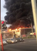 Doua persoane au fost ranite in urma unui incendiu produs la un salon auto din orasul rus Kemerovo. Flacarile au izbucnit pe acoperisul cladirii si au mistuit o suprafata de cateva mii de metri patrati - VIDEO