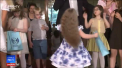 Cativa copii diagnosticati cu sindromul Down au defilat la o prezentare de moda, ca pe marile podiumuri. Picii si-au unit fortele pentru a aduna bani, care sa-i ajute sa deschida un centru pentru ei - VIDEO