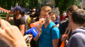 Deputati din blocul ACUM si-au adunat simpatizantii pentru a manifesta impotriva preturilor mari la produse, iar mai multi tineri, despre care Nastase spune ca ar fi fost organizati de PD, au venit cu un contraprotest. Politia spune ca nu a putut sa-i opreasca - VIDEO