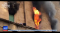 Un tanar s-a refugiat pe fatada blocului, dupa ce apartamentul i-a luat foc - VIDEO