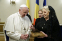Viorica Dancila i-a daruit Papei un ceas cu pamant romanesc in cadran