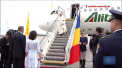 Papa Francisc a ajuns astazi la Bucuresti, in prima sa vizita in Romania. Sanctitatea sa a fost intampinat la aeroport de presedintele Klaus Iohannis si sotia sa, dupa care, insotit de un cortegiu, a plecat la Palatul Cotroceni - VIDEO