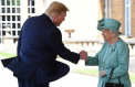 Donald Trump, criticat pentru modul ”ciudat” in care a salutat-o pe regina Elisabeta
