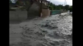 Noi imagini cu potopul de la Gotesti. Apa curgea pe strazi cu o forta uriasa, iar oamenii priveau neputinciosi cum le intra in curti - VIDEO