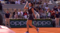 Simona Halep s-a calificat in sferturile de finala de la Roland Garros, dupa ce s-a impus in fata adversarei din Polonia. Romanca a reusit cel mai bun meci al turneului de pana acum si i-a oferit tenismenei de 18 ani o adevarata lectie de tenis - VIDEO