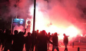 Ultrasii lui Dinamo din nou in actiune. La miezul noptii, zeci de fani au luat cu asalt hotelul Rin din Bucuresti si au organizat o revolutie cu torte si fumigene si au venit cu o cruce pe care au scris numele lui Negoita