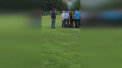 S-au batut chiar in mijlocul unui teren de fotbal. Dupa o decizie ce i-a scos din sarite, fanii unei echipe din Ucraina si-au impartit pumni si picioare cu arbitrii - VIDEO