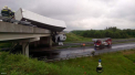 Un sofer a trait clipe de groaza, dupa ce TIR-ul pe care il conducea a ramas suspendat peste o autostrada, in Ungaria - VIDEO