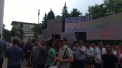 Cladirea parlamentului inconjurata de un cordon de mascati. Protestatarii au ajuns acolo. Andrei Nastase si Alexandru Slusari au iesit in fata multimii - FOTO/VIDEO