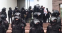 Momentul in care un deputat ACUM nu este lasat sa intre in Parlament, de mascatii care au inconjurat legislativul - VIDEO