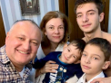 Igor Dodon, intr-un selfie alaturi de sotie si copii. Mesajul presedintelui: „Este o zi istorica. Dificila, plina de provocari, dar importanta. Și da - aveti grija de cei apropiati” - FOTO