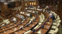 Deputatii PSRM si cei din blocul ACUM s-au intalnit la Parlament. De data aceasta, accesul in cladire a fost liber, iar in sala de sedinta era lumina. Totusi, microfoanele nu functionau - VIDEO