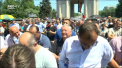 Retrospectiva manifestatiilor organizate de democrati astazi: Unii dintre cei veniti au fugit de presa, unii au recunoscut ca au fost obligati sa vina la miting, iar altii s-au asezat la umbra pe iarba si au ciocnit cate o bere sau cate un pahar cu vin adus de acasa, sau au tras un pui de somn - VIDEO