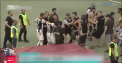 Bataie cu pumni si picioare a fost aseara pe Cluj Arena. Suparati de prestatia slaba a favoritilor, fanii gazdelor au intrat pe teren si au provocat un adevarat haos - VIDEO