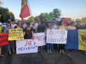 „PD, elibereaza institutiile statului!” Cu astfel de inscriptii pe pancarte si cu steagurile in maini, mai multi moldoveni dintr-un oras din Italia au organizat o manifestatie publica in sustinerea guvernului Sandu. Declaratia comuna, adoptata de acestia: „Diaspora a votat! Diaspora trebuie sa-si apere votul!” - FOTO