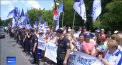 Renato Usatii era asteptat de dimineata la vama Sculeni. Insa imediat ce a trecut hotarul, liderul PN a fost retinut. Mama sa, dar si cativa sustinatori au mers sa-l intampine pe fostul primar de Balti, care a trecut pe langa ei cu escorta si nu a fost lasat sa iasa din masina - VIDEO