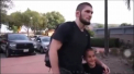 Celebrul luptator Khabib Nurmagomedov este un mare fan al lui Real Madrid. Asta reiese dintr-un filmulet, ce a devenit viral pe internet. Acesta i-a cerut unui pusti, sustinator al Barcelonei, sa spuna „Hala Madrid”, in schimbul unei fotografii cu el - VIDEO