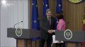 Asistenta macrofinanciara, suspendata in vara anului trecut, ar putea fi reluata la toamna. Promisiunea vine din partea comisarului european Johannes Hahn, care se afla intr-o vizita la Chisinau. Maia Sandu i-a spus ca mizeaza pe sustinerea europenilor pentru reformarea institutiilor publice - VIDEO