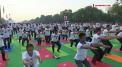 Oameni din diferite tari au sarbatorit Ziua Internationala a practicii Yoga. S-au facut comozi pe iarba verde, in parcuri, au ascultat muzica si au meditat - VIDEO