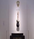 Celebra chitara Black Strat a vocalistului de la Pink Floyd a fost vanduta la un pret record de peste 3 milioane de dolari, devenind astfel cea mai scumpa chitara vanduta vreodata - VIDEO