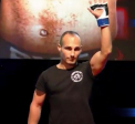 Unul dintre cei mai apreciati luptatori de MMA din Romania, Cosmin Dusa, a murit astazi  la Chisinau. Tanarul de 29 de ani trebuia sa lupte acum trei zile cu moldoveanul Lilian Grosu, insa a ajuns la spital cu putin timp inainte de eveniment. Cauza mortii este deocamdata necunoscuta - VIDEO