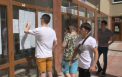 Cu lacrimi in ochi, de bucurie sau de tristete, elevii si-au aflat rezultatele la examenele de bacalaureat. Unii spun ca nu au putut dormi toata noaptea, incercand sa-si afle notele online - VIDEO