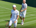 Dupa ce a fost eliminat de la Easbourne, Radu Albot se pregateste de turneul de la Wimbledon. Moldoveanul a postat o poza de la antrenamentele pentru marea competitie in care apare alaturi de legenda tenisului Roger Federer