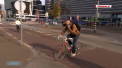 Biciclistii olandezi risca sa fie amendati cu 95 de euro daca folosesc telefonul mobil atunci cand se afla pe doua roti. Guvernul vrea in acest fel sa reduca accidentele rutiere - VIDEO