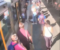 Momentul in care un copil cade pe langa tren intr-o statie - VIDEO