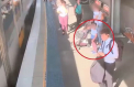 Momentul in care un copil cade pe langa tren intr-o statie - VIDEO