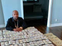Cum arata 1.800.000$ cash! Mayweather a golit bancomatele din oras pentru o noua aroganta monstruoasa: "Sunt fericit ca voi va petreceti timpul hulindu-ma" - VIDEO